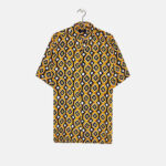 Uomo che indossa camicia Bershka con stampa geometrica senape e navy