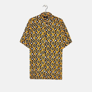 Uomo che indossa camicia Bershka con stampa geometrica senape e navy